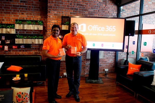 (l-r) Ananthram Balakrishnan, Business Group Lead, Apps Services and Marketing, Microsoft Malaysia with Bruce Howe, General Manager, Consumer Channels Group, Microsoft Malaysia