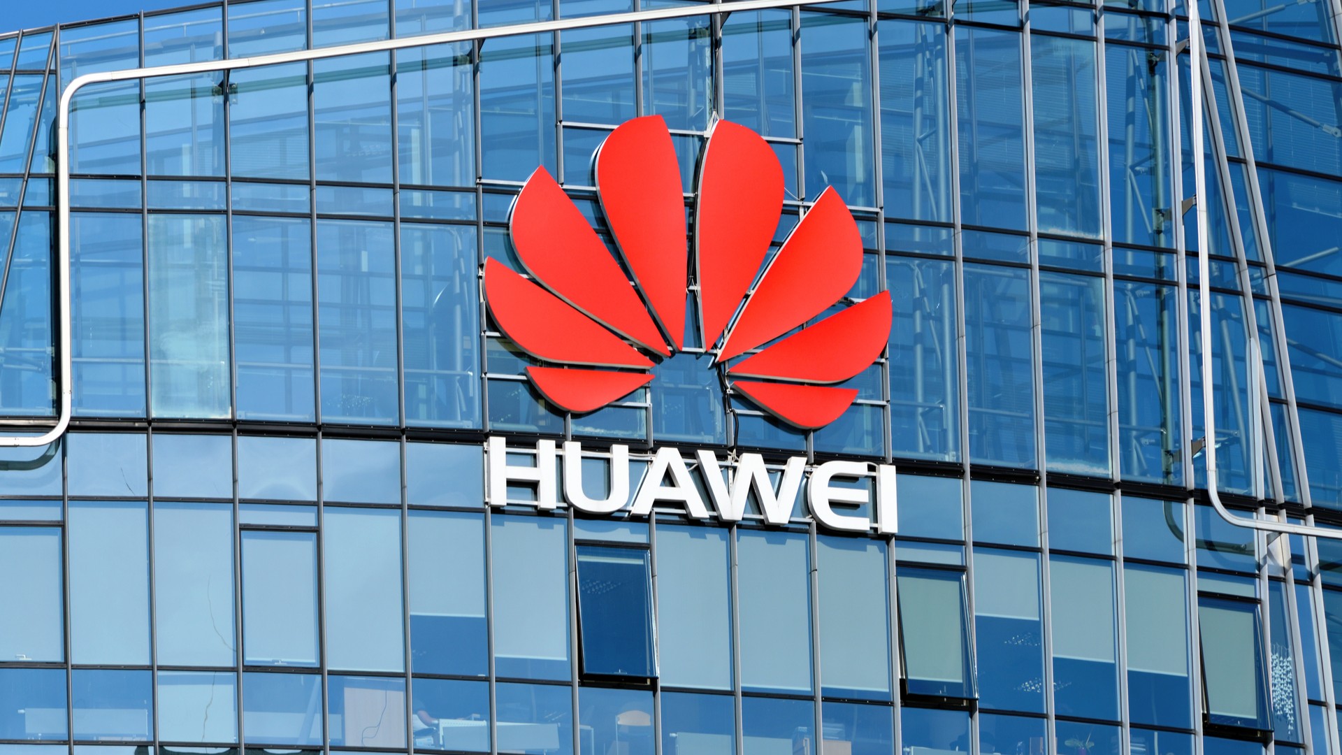 FedEx Stops Shipment of Huawei Phone Due to US Government Ban