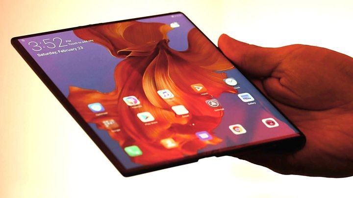 Huawei delays launch of folding smartphone 1
