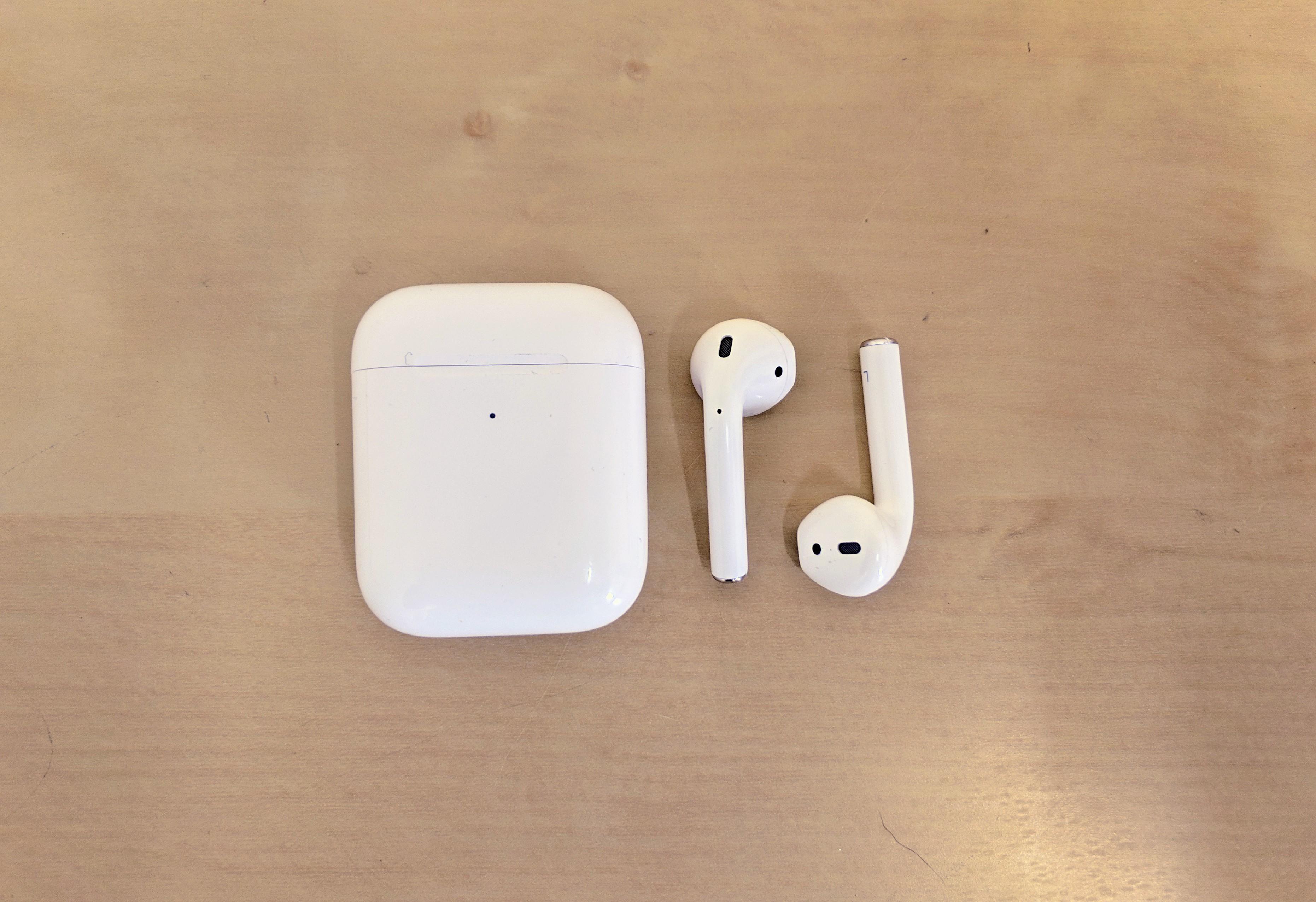 airpods-2019-out-of-case.jpg