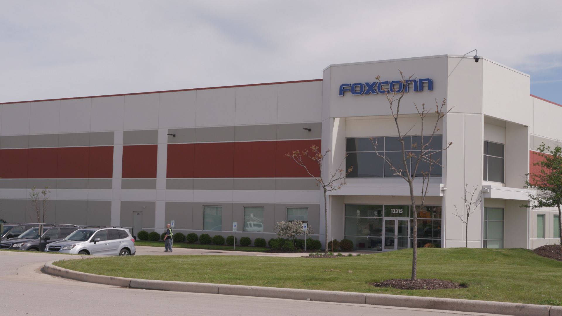 What Apple's largest iPhone manufacturer Foxconn is doing in Wisconsin