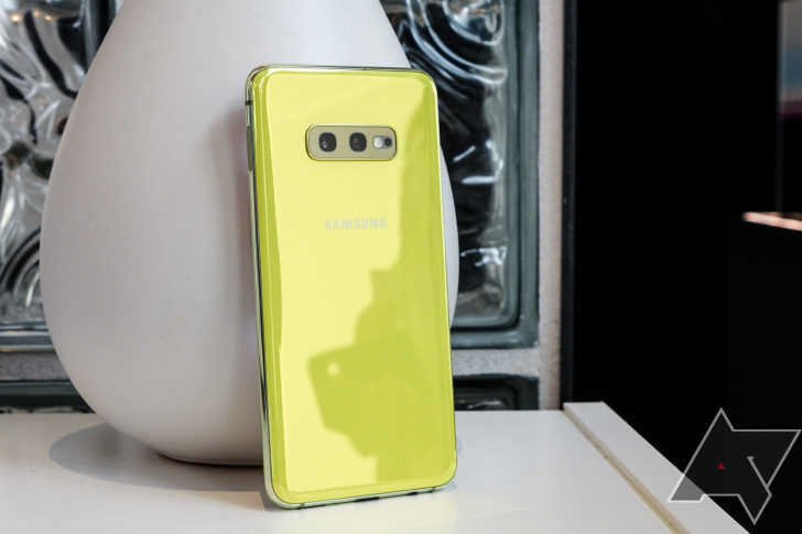 Get an unlocked Galaxy S10, S10+, or S10e for $200 off ($550+) from multiple retailers 1