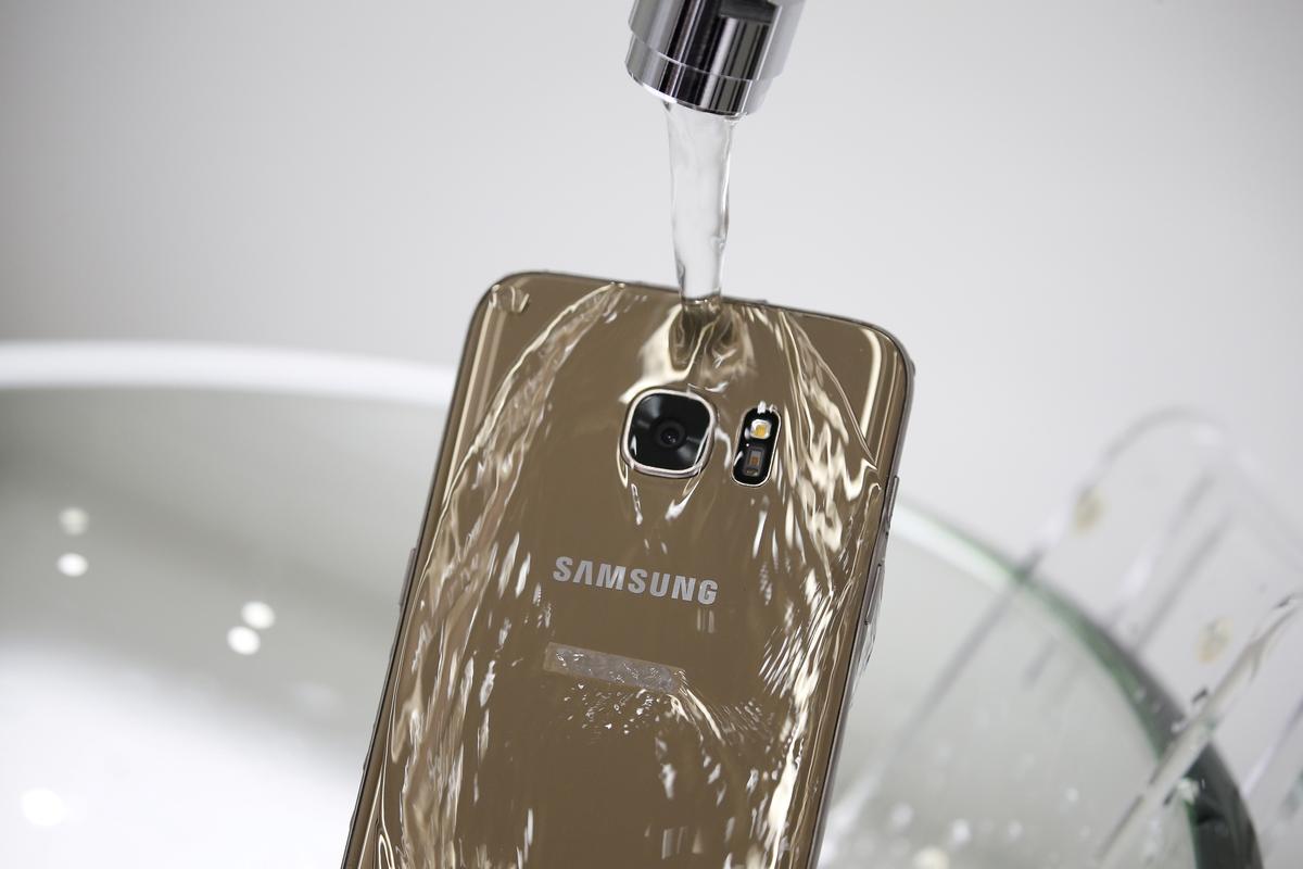 Samsung in hot water over splashy Australian phone ads