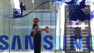 Samsung Electronics on July 31 reported a 0.1 percent dip in its second quarter net profit from a year earlier, blaming slower global sales of premium smartphones that dented demand for its flagship Galaxy device.