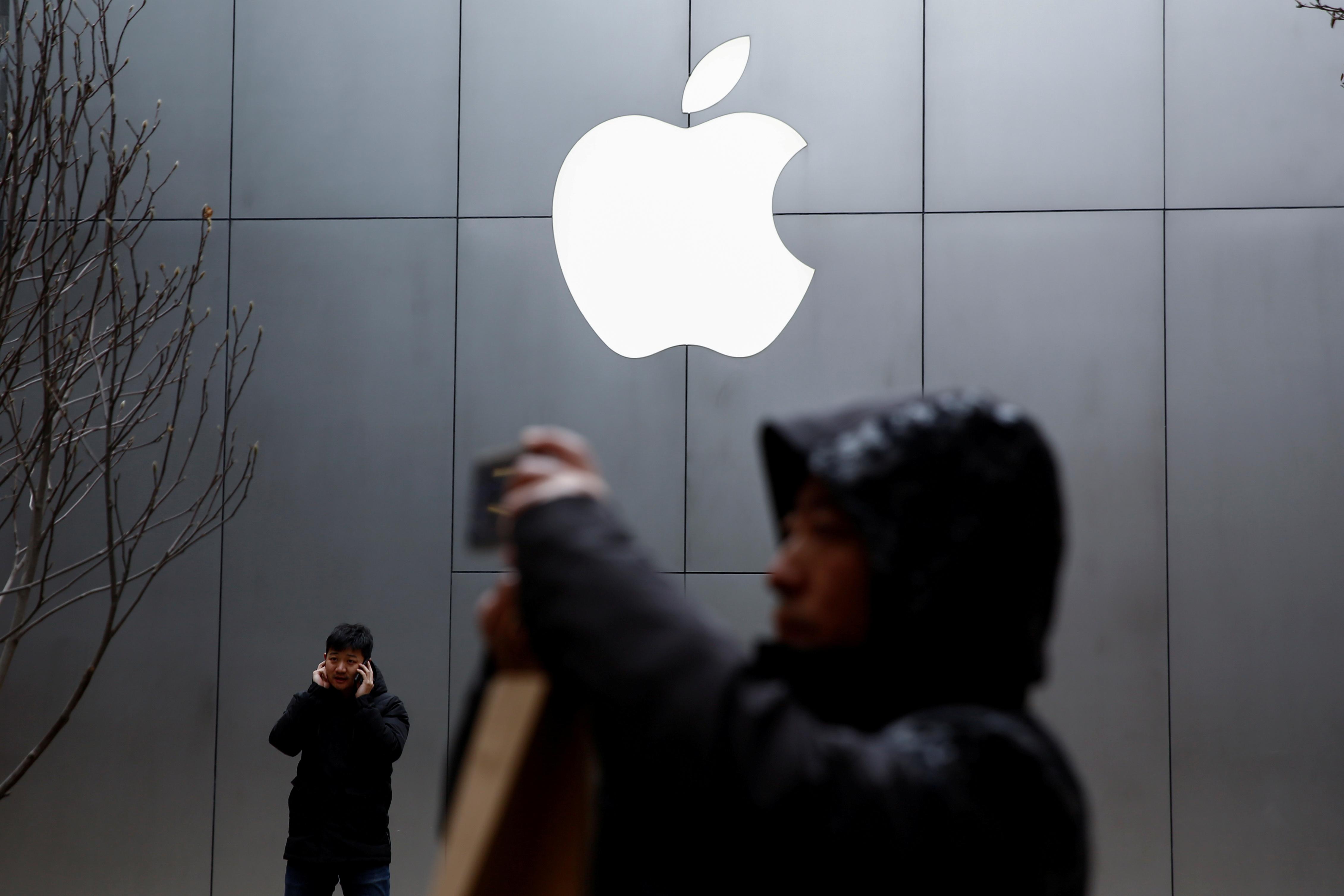 Apple, Goldman Sachs start issuing Apple Cards to consumers 1