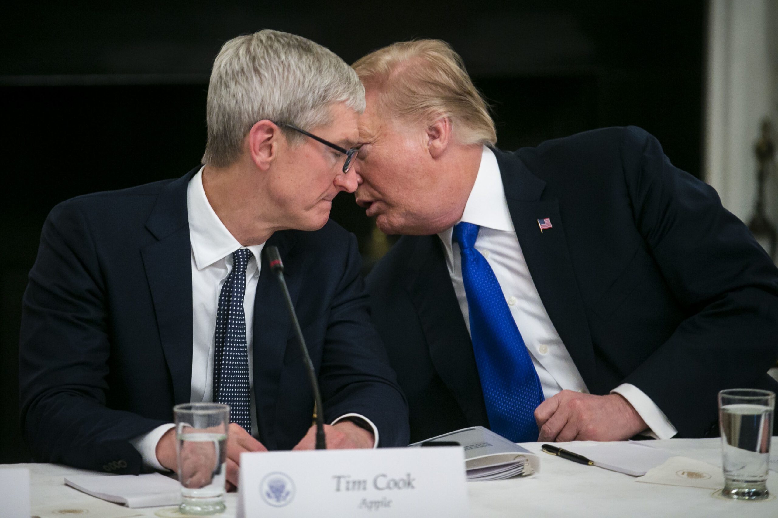 Trump having dinner with Apple CEO Tim Cook