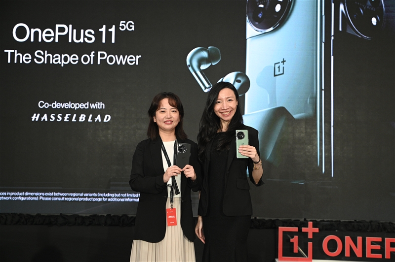 ONEPLUS 11 5G Emily Dai, Head of OnePlus APAC with Zhou Chen Xi, Chief Business Officer of Lazmall